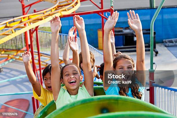 Дети Езда На Roller Coaster — стоковые фотографии и другие картинки Американские горки - Американские горки, Ребёнок, Парк культуры и отдыха