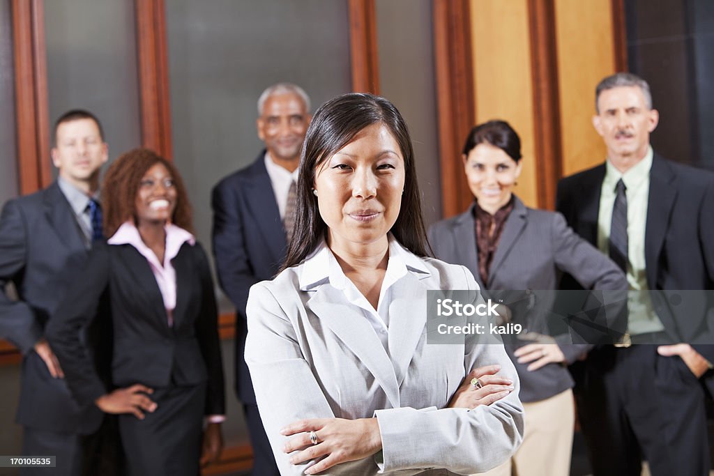 Азиатская Деловая женщина в зал заседаний с коллегами - Стоковые фото Впереди роялти-фри