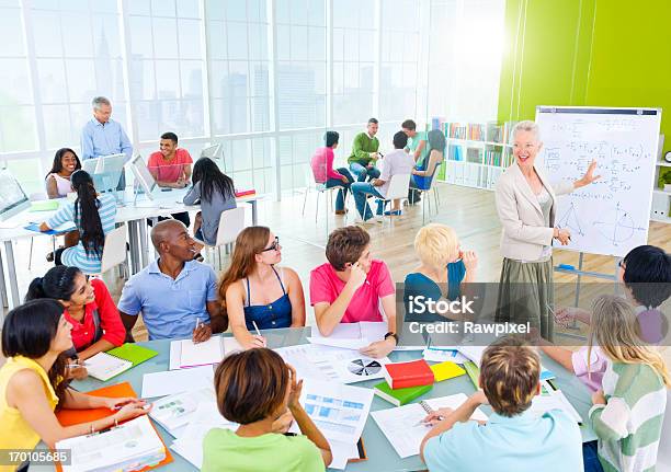 Montaje Tipo Aula Foto de stock y más banco de imágenes de Estudiante - Estudiante, Educación, Multimedia