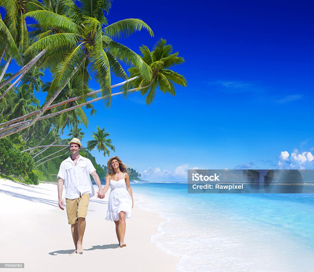 Sorridente Casal caminhar na praia tropical - Royalty-free Adulto Foto de stock