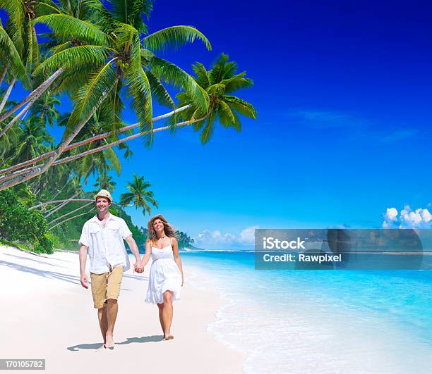 Sorridente Casal Caminhar Na Praia Tropical - Fotografias de stock e mais imagens de Adulto - Adulto, Alegria, Beleza