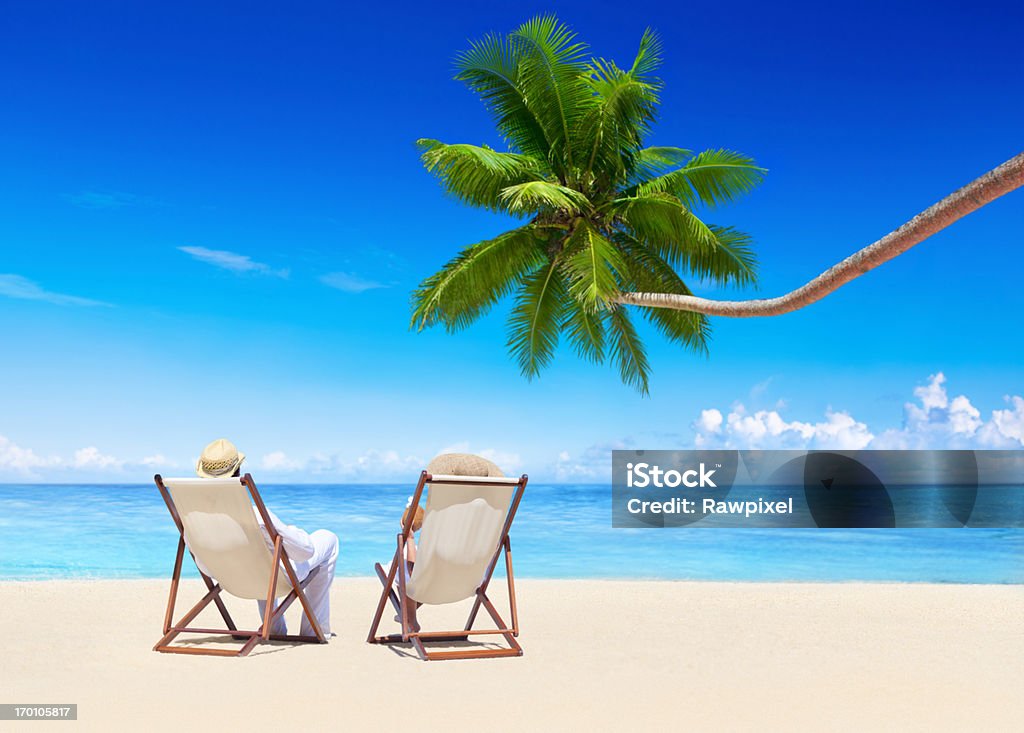 Pareja en la playa - Foto de stock de Vista posterior libre de derechos
