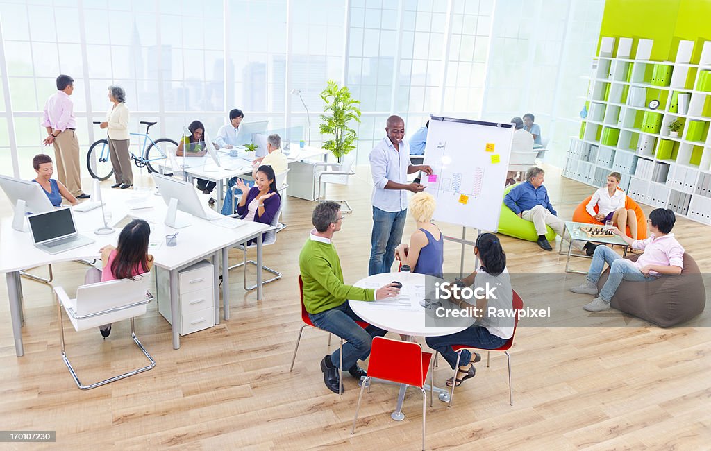 Gruppe von Menschen in lässig gekleidet im Büro - Lizenzfrei Gemeinschaft Stock-Foto