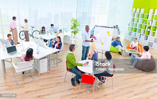 Gruppe Von Menschen In Lässig Gekleidet Im Büro Stockfoto und mehr Bilder von Gemeinschaft - Gemeinschaft, Kurs, Stadt