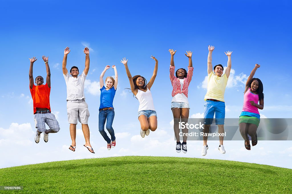 Jugendlichen jumping on the hill - Lizenzfrei Asiatischer und Indischer Abstammung Stock-Foto