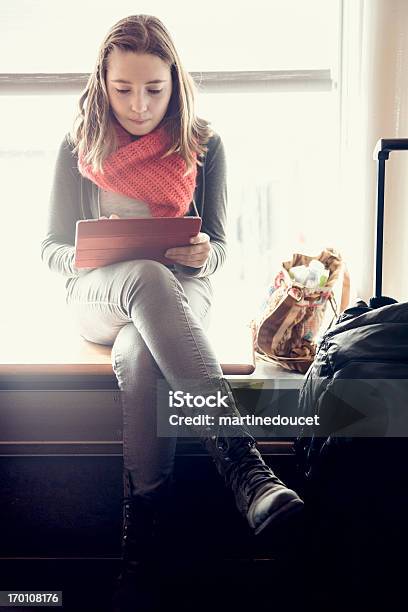 Podróżujący Dziewczyna Czeka Na Lotnisko Z Cyfrowego Tabletu Sunflare - zdjęcia stockowe i więcej obrazów 14-15 lat