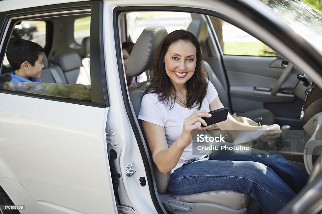 Donna utilizzando il telefono cellulare per deposito Check-In auto - Foto stock royalty-free di Bolletta
