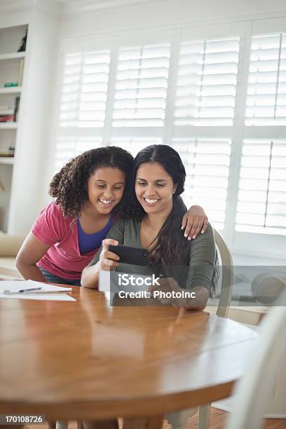 Chica Con Teléfono Móvil Y Madre De Banco Múltiple De Depósito Foto de stock y más banco de imágenes de 14-15 años