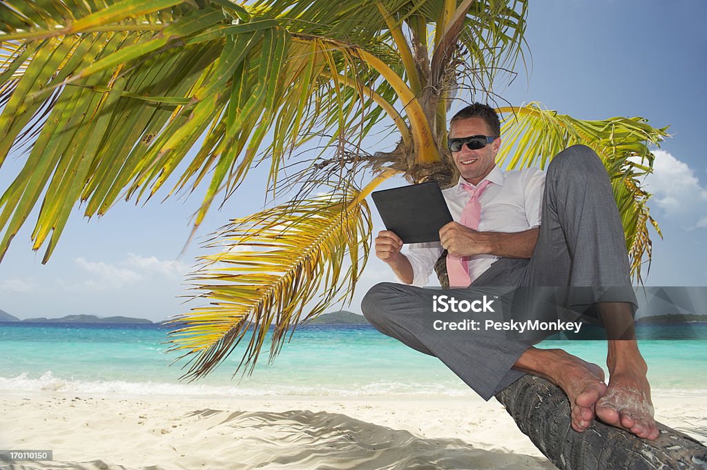 Empresário relaxar em Palmeira com Tablet computador - Royalty-free Palmeira Foto de stock