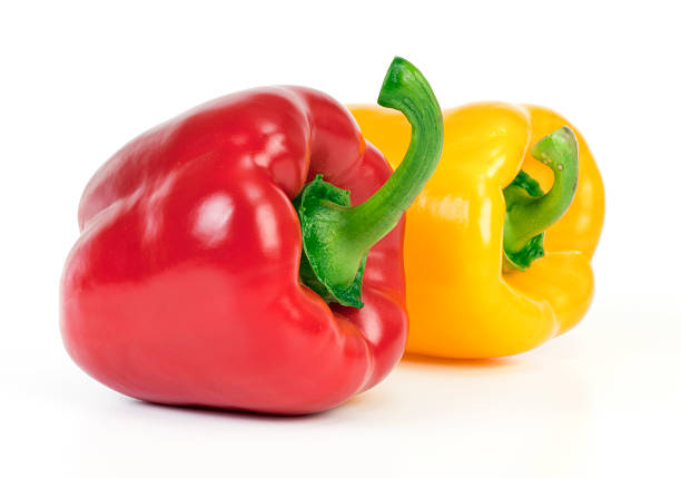 gelbe und rote paprika - green bell pepper stock-fotos und bilder