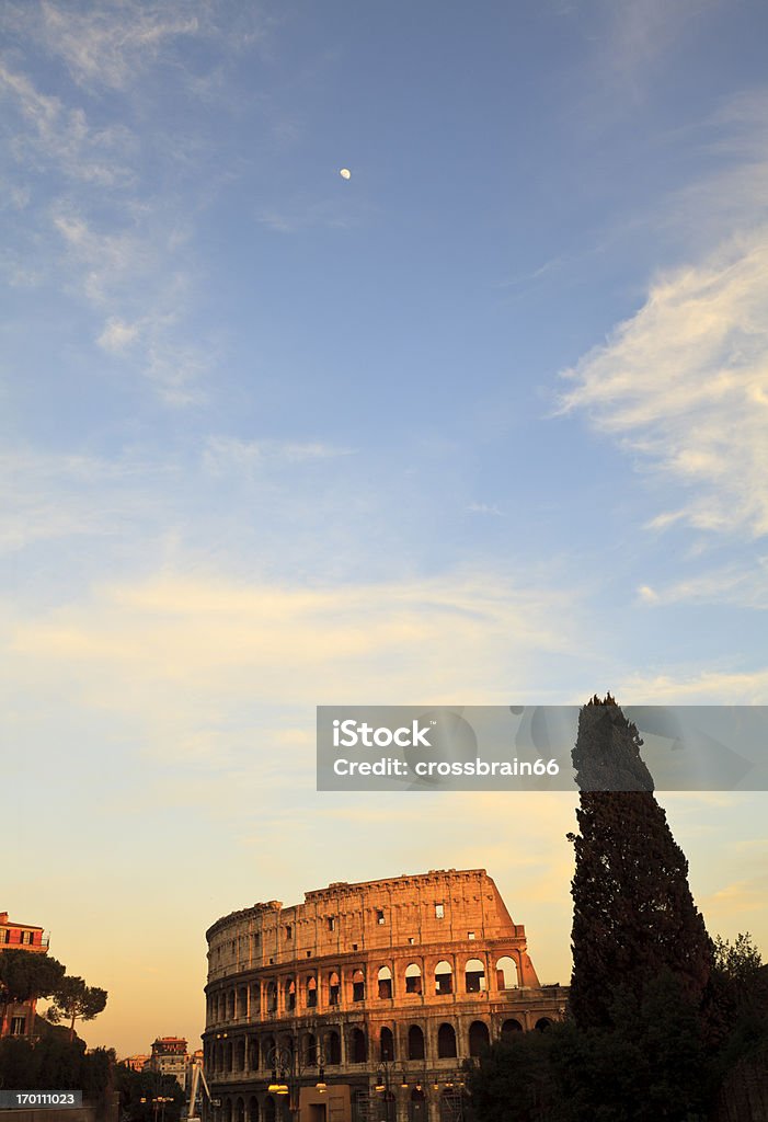 Coliseu com a lua no pôr do sol-Roma, Itália - Foto de stock de Roma - Itália royalty-free