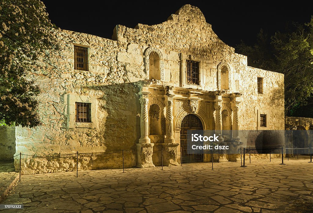 El Alamo de San Antonio, Texas, en oro de luz incandescente de noche - Foto de stock de Alamo - San Antonio libre de derechos