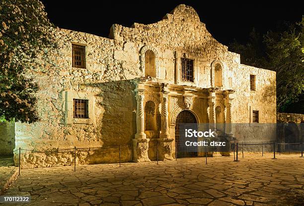 El Alamo De San Antonio Texas En Oro De Luz Incandescente De Noche Foto de stock y más banco de imágenes de Alamo - San Antonio