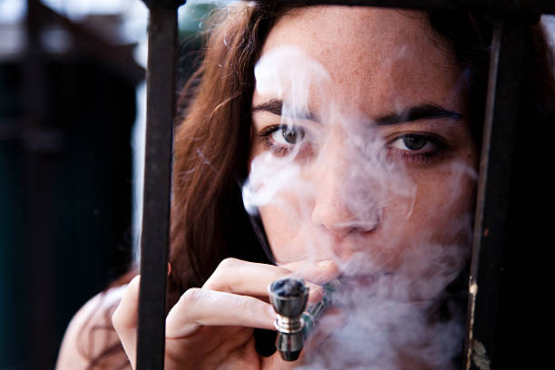 donna facendo farmaci - narcotic teenager marijuana drug abuse foto e immagini stock
