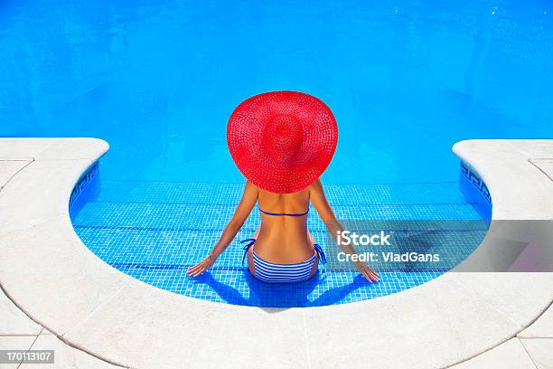 Frau Entspannung In Ein Resortswimmingpool Stockfoto und mehr Bilder von Draufsicht - Draufsicht, Eine Frau allein, Frauen