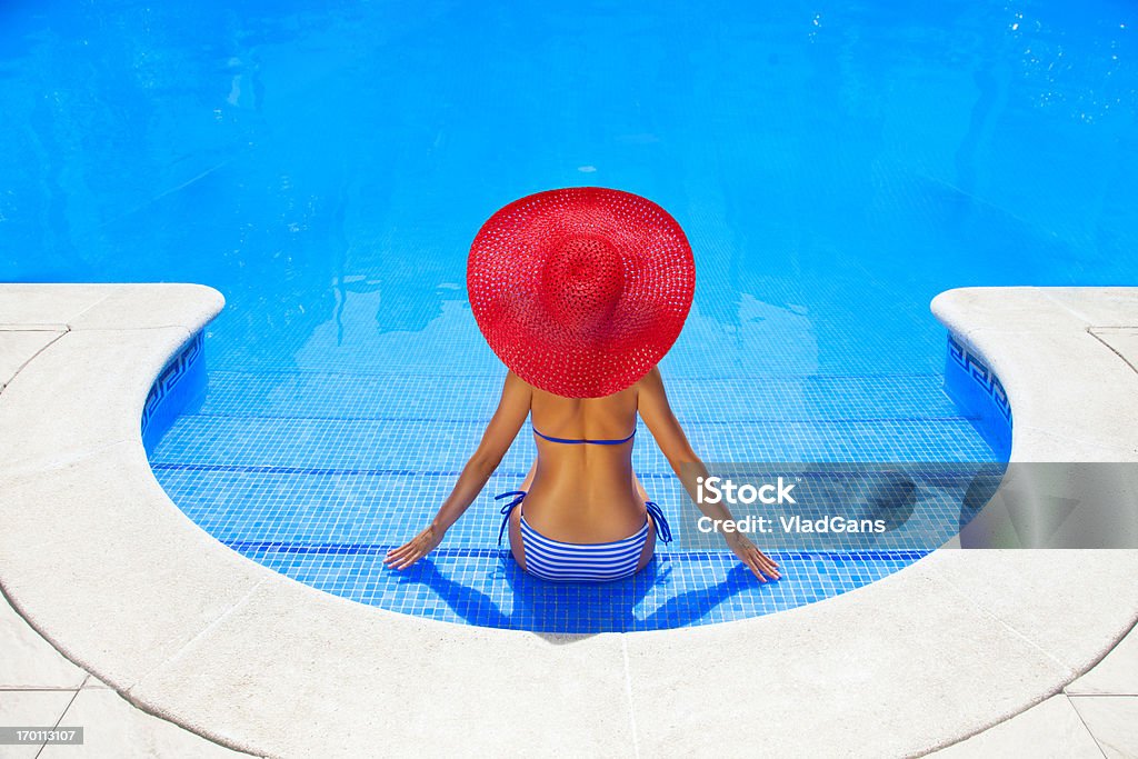 Kobieta relaks w Kąpielisko - Zbiór zdjęć royalty-free (Basen)