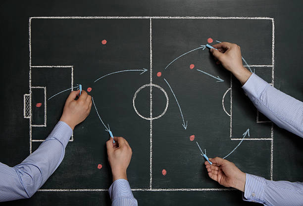 estrategia de trabajo en equipo - football strategy plan sport fotografías e imágenes de stock