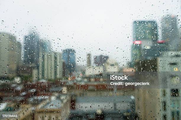 Foto de Triste Cidade Chuva e mais fotos de stock de Chuva - Chuva, Janela, Cidade