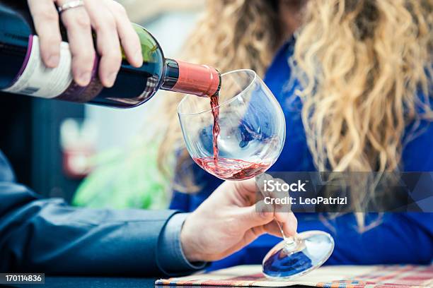 Foto de Servindo Vinho Tinto Durante O Happy Hour e mais fotos de stock de Acontecimentos da Vida - Acontecimentos da Vida, Adulto, Aliança de noivado