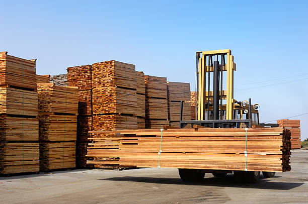 stos tylko częściowo redwood przetwarzanego przesuwane - timber lumber industry redwood stack zdjęcia i obrazy z banku zdjęć