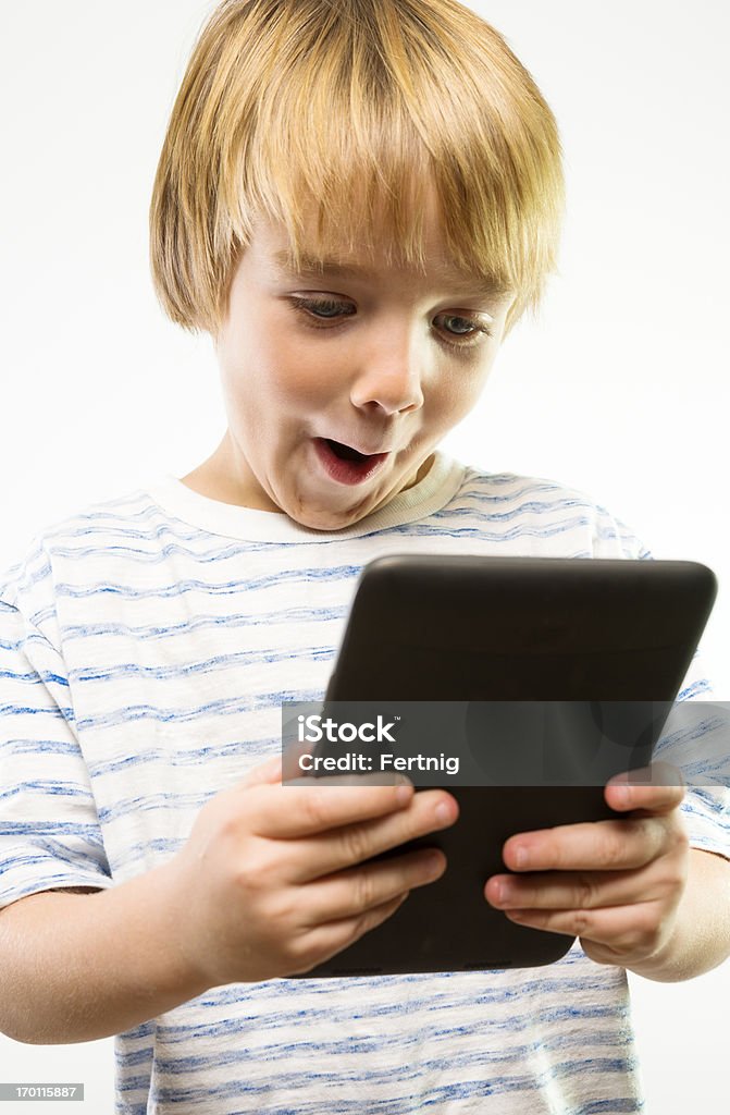 그렇네요 고시, 남자아이 루킹 at 태블릿 - 로열티 프리 Brand Name Video Game 스톡 사진