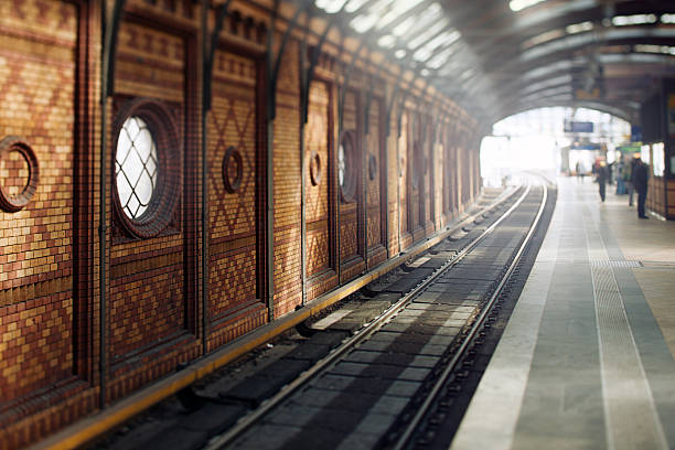 tradizionale stazione est di berlino - stazione della metropolitana foto e immagini stock