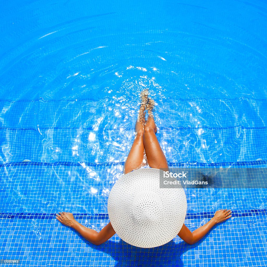 Mulher relaxando em um resort piscina - Foto de stock de Piscina royalty-free