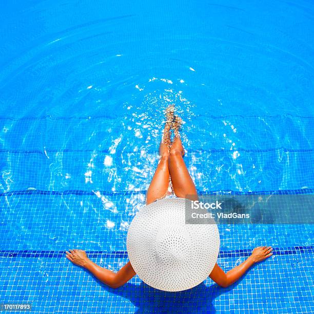 Foto de Mulher Relaxando Em Um Resort Piscina e mais fotos de stock de Piscina - Piscina, Mulheres, Chapéu