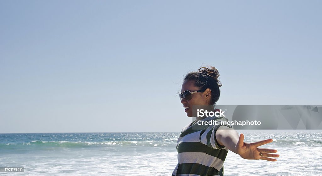 Hispanic Frau liebevoll Strand-Lifestyle - Lizenzfrei Arme hoch Stock-Foto
