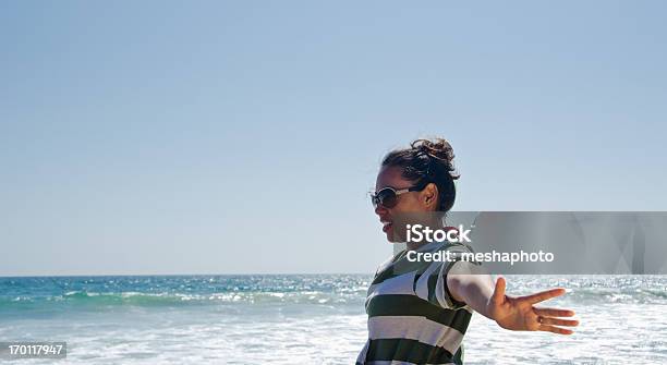 Hispanic Frau Liebevoll Strandlifestyle Stockfoto und mehr Bilder von Arme hoch - Arme hoch, Attraktive Frau, Aufregung