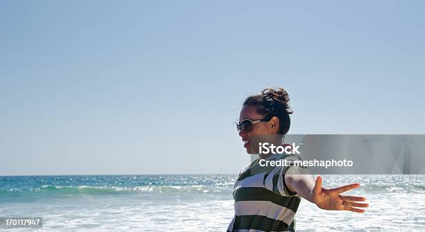 ヒスパニック系が大好きな女性のためのビーチでのライフスタイル - 1人のストックフォトや画像を多数ご用意 - 1人, 20代, LypseLA2013