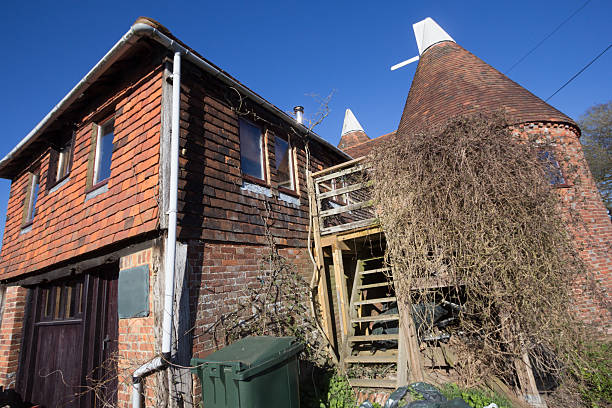oast casa em chiddingstone, inglaterra - oast house farmhouse village entrance - fotografias e filmes do acervo