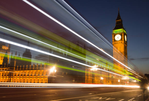 häuser des parlaments in london, england - london england victorian style big ben dark stock-fotos und bilder