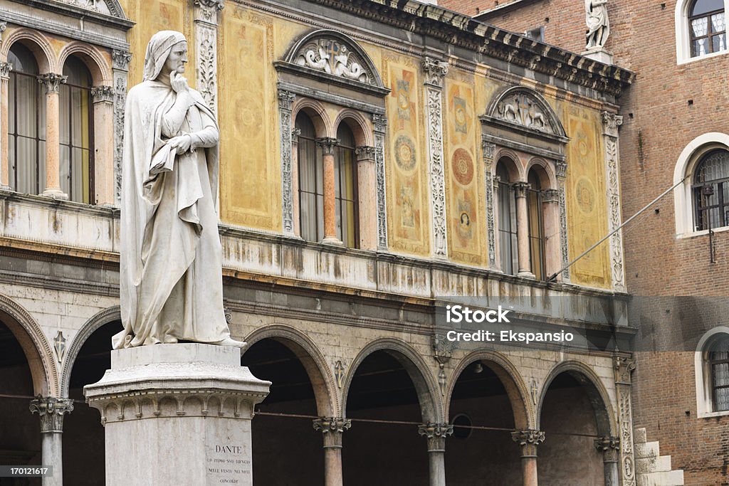 Estátua de Dante Alighieri no campo dei Signori em Verona - Royalty-free Dante - Poeta italiano Foto de stock