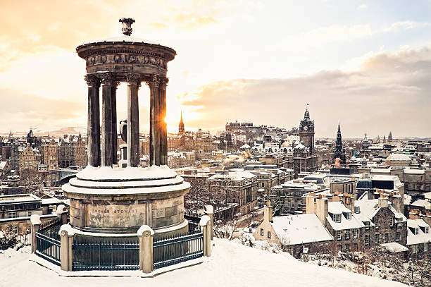 edinburgh sous la neige - edinburgh scotland castle skyline photos et images de collection