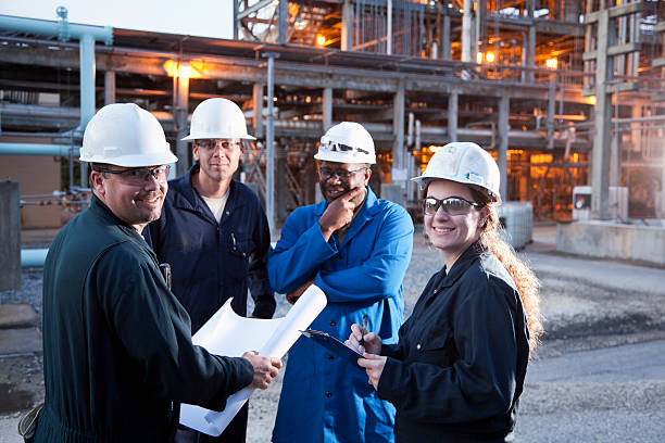 lavoratori nello stabilimento di produzione - manufacturing occupation african descent refinery manual worker foto e immagini stock