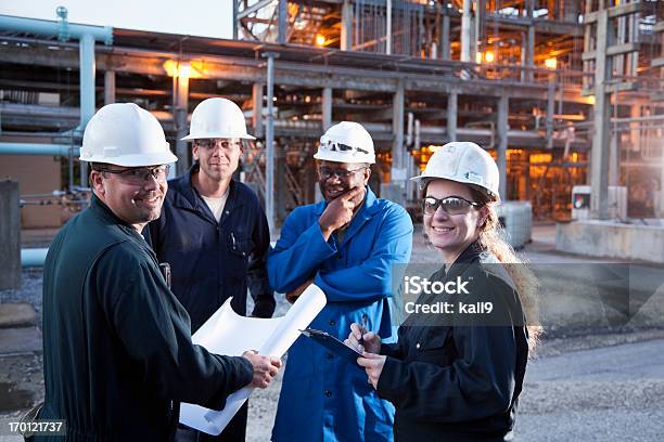 Lavoratori Nello Stabilimento Di Produzione - Fotografie stock e altre immagini di Industria chimica - Industria chimica, Occupazione, Raffineria