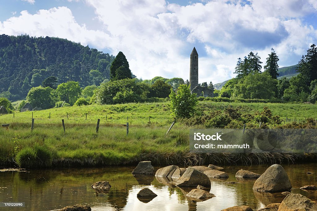 Glendalough creek con l'old dei monasteri del sito - Foto stock royalty-free di Glendalough