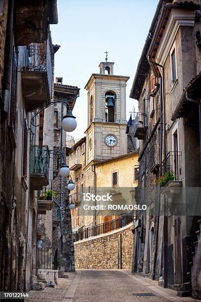 Башня Колокола В Piazza Vecchia Scanno Laquila Провинция Абруццо Италия — стоковые фотографии и другие картинки Башня