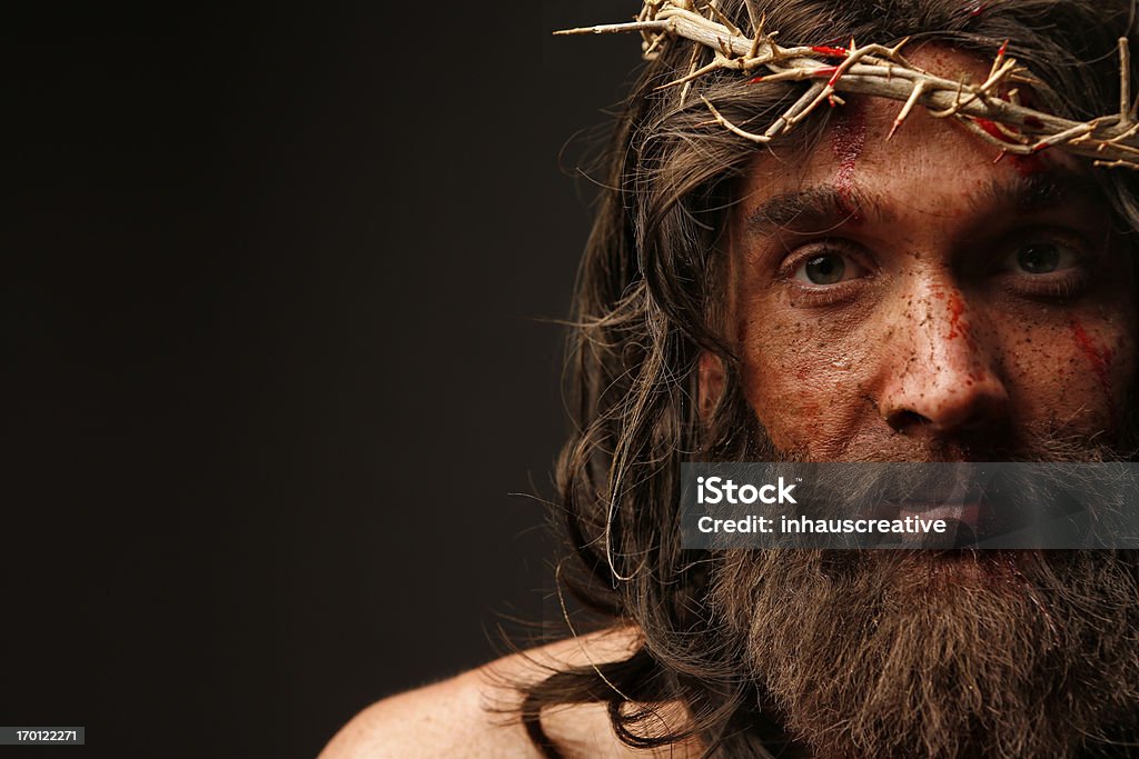 Gesù Cristo guardando fotocamera - Foto stock royalty-free di Corona reale