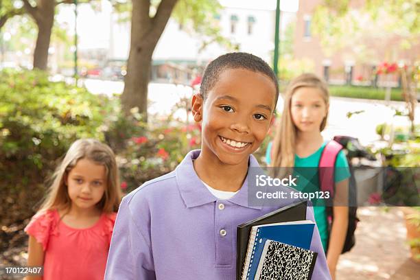 Foto de Educação Jovem Criança De Escola Fundamental Aos Alunos Andando Para A Escola e mais fotos de stock de Educação