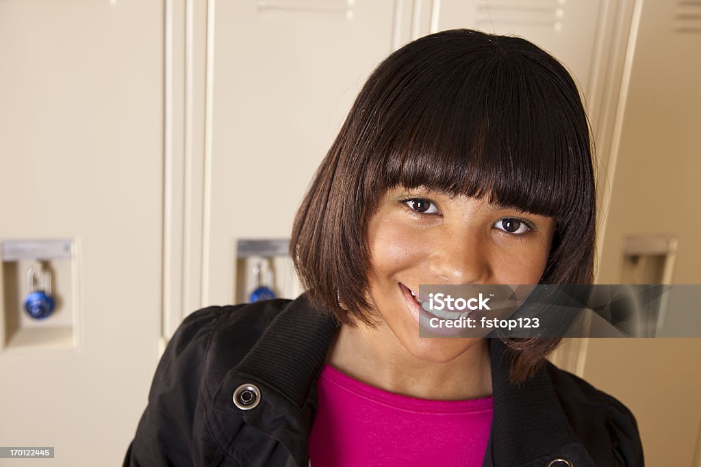 Sonriendo felices, de ascendencia africana adolescente en la escuela casilleros. Corredor. - Foto de stock de Escuela media libre de derechos