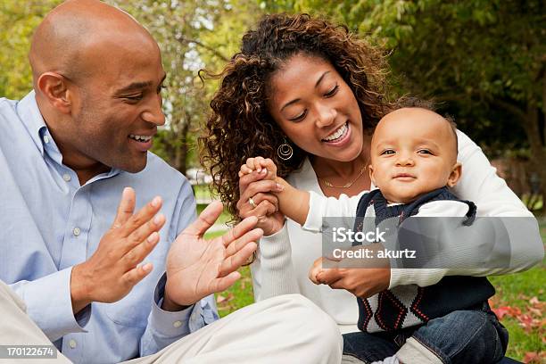 Madre Y Padre Jugando Con Su Bebé Niño En El Parque Foto de stock y más banco de imágenes de Movimiento