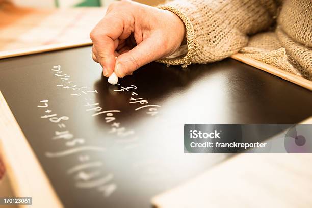 수학 교사 쓰기 굴절률은 Blackboard 수학에 대한 스톡 사진 및 기타 이미지 - 수학, 수학 기호, 계산함