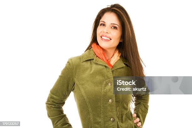 Hermosa Sonrisa De Mujer De Negocios Hispanos Georgeous Bufanda Naranja Aislado Verde Foto de stock y más banco de imágenes de 30-34 años