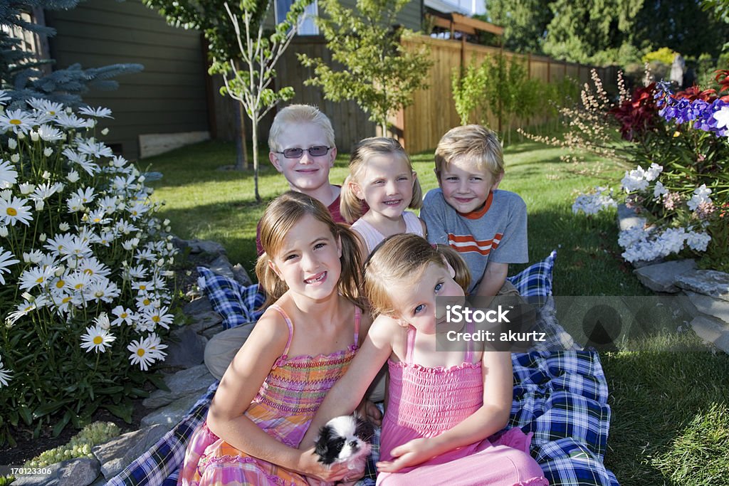 Pięć szczęśliwy dzieci na zewnątrz na piękny dzień w domu - Zbiór zdjęć royalty-free (10-11 lat)