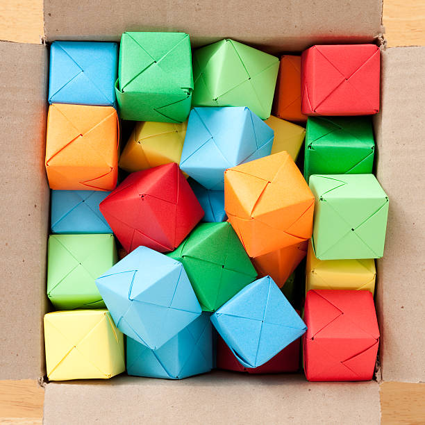 коробке разноцветными кубиками - craft block concepts square shape стоковые фото и изображения