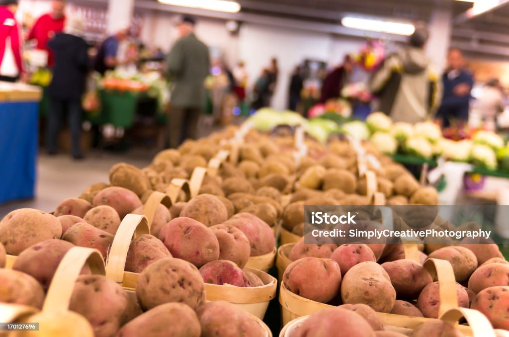 オーガニック野菜のファーマーズマーケット - イモ類のロイヤリティフリーストックフォト