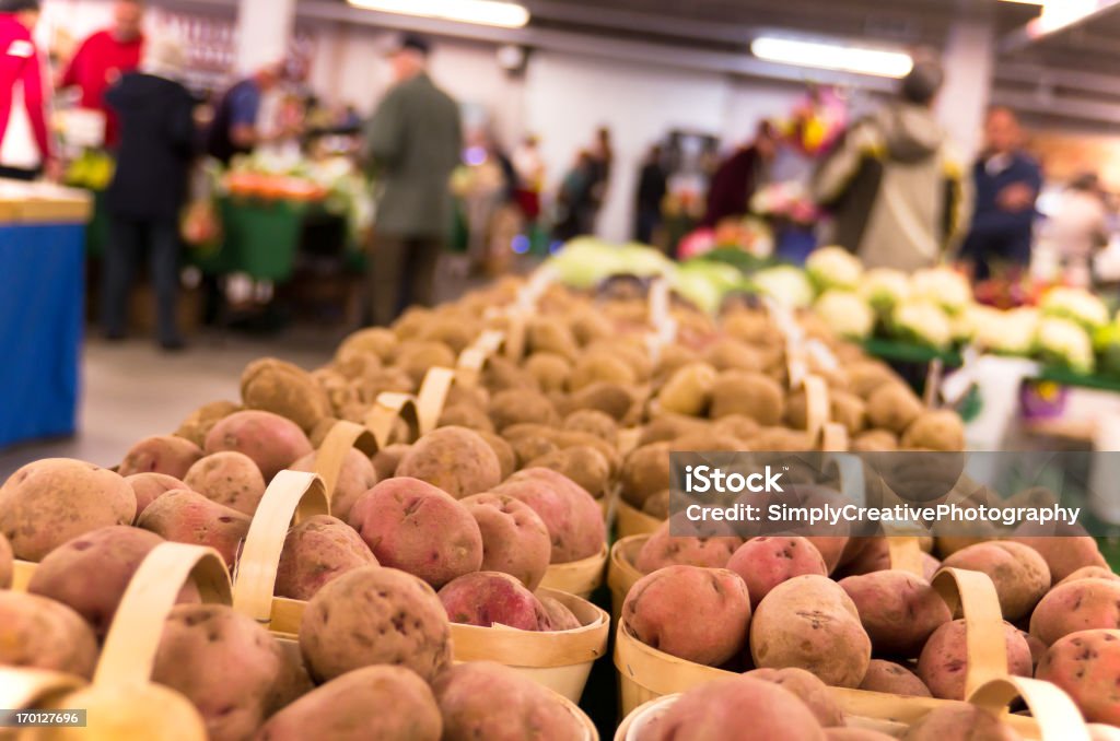 Legumes orgânicos em Farmers Market - Foto de stock de Agricultura royalty-free