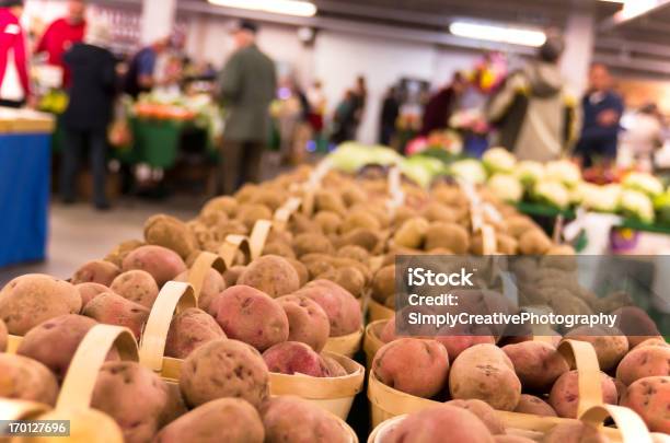 Foto de Legumes Orgânicos Em Farmers Market e mais fotos de stock de Agricultura - Agricultura, Alimentação Saudável, Barraca de Mercado